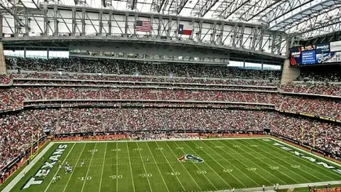 迪亚斯梅开二度，萨拉赫助攻建功，利物浦3-0大胜曼联